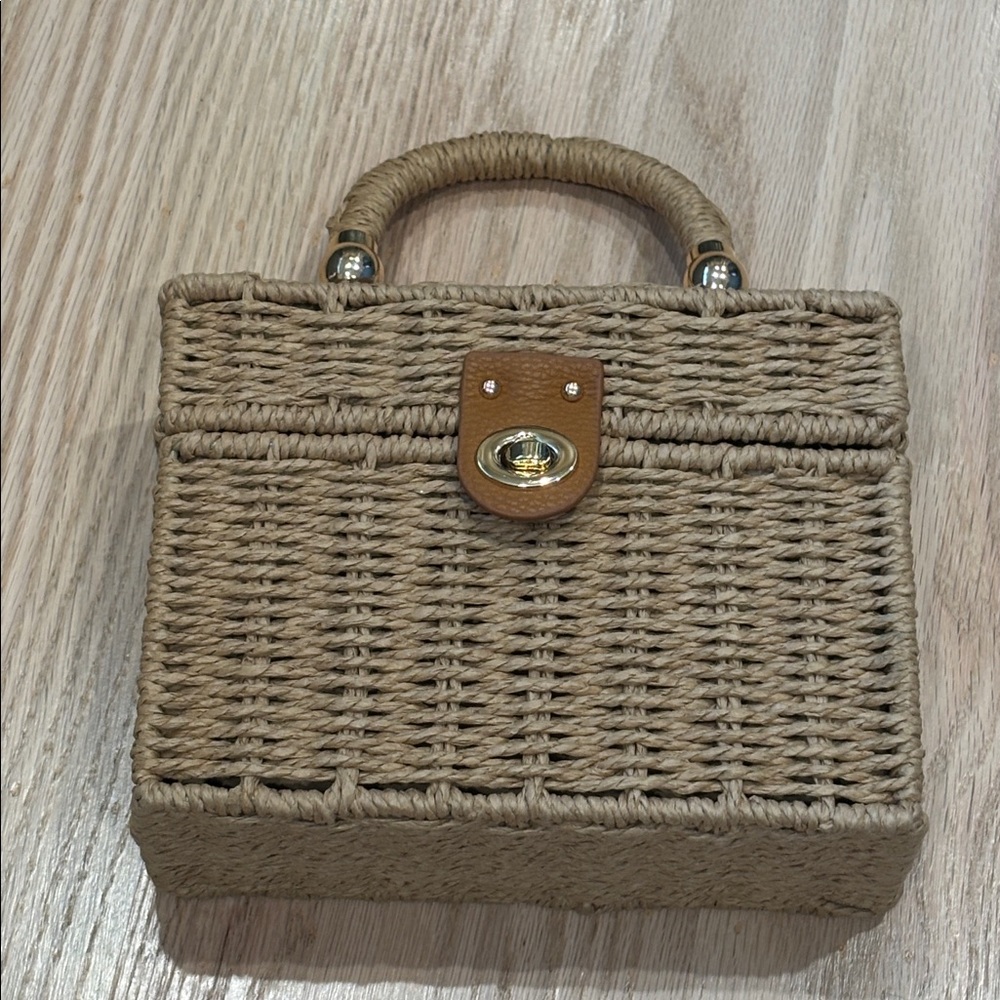 NWOT Shiraleah super cute! Tan Woven train case convertible bag